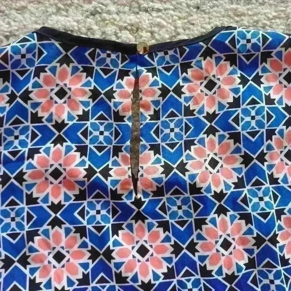 Vince Camuto Geographic Flower Sleeveless Top PS - Picture 7 of 9